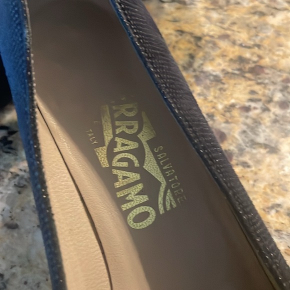 Salvatore Ferragamo navy low rise pump - Picture 4 of 5